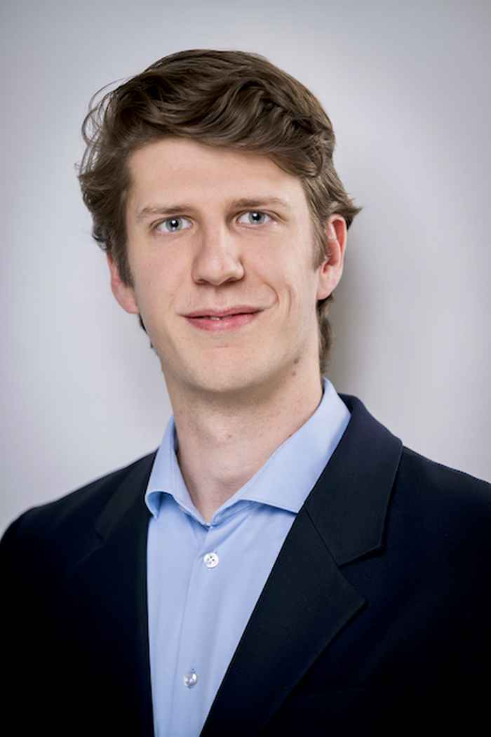 Portrait of Teun Wijsman against a grey background